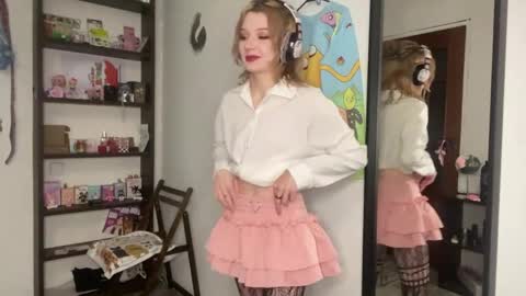 Snapshot of carmenlavelli chatting on 05/30/26, 10:18 Elina online show from 05/30/26, 10:18