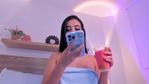 Snapshot of caroline_22z chatting on 01/25/25, 10:50 CARO online show from 01/25/25, 10:50