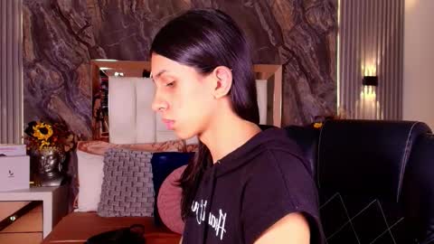 caroline_foster1 online show from 03/27/26, 12:05