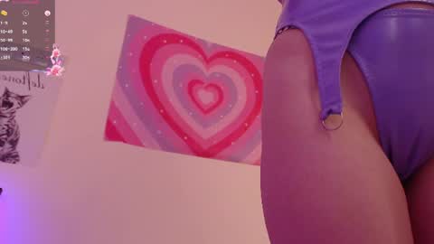 Snapshot of carolineamber chatting on 06/13/26, 04:43 Carlolina online show from 06/13/26, 04:43