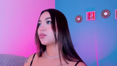 Snapshot of carolineegarcia chatting on 02/24/25, 01:42 CarolineeGarcia online show from 02/24/25, 01:42