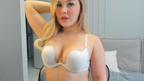 Snapshot of casey_ann chatting on 11/15/25, 05:49 ALEXA online show from 11/15/25, 05:49