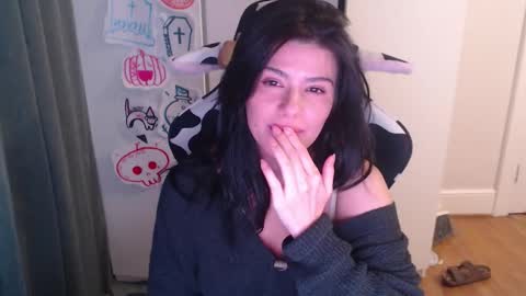 cassiealvarez online show from 10/28/25, 03:54