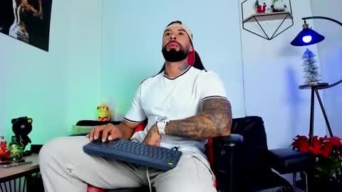 Snapshot of casticatheking chatting on 01/01/25, 01:37 Matheo Brown online show from 01/01/25, 01:37