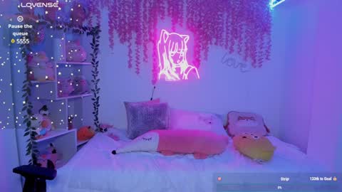 Snapshot of cat_kitty18 chatting on 12/18/24, 06:46 Lorena Saenz online show from 12/18/24, 06:46