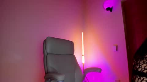 Snapshot of cata_n_cami chatting on 03/01/25, 04:04 cata_n_cami online show from 03/01/25, 04:04