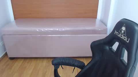 Snapshot of catalina25_t chatting on 10/13/25, 08:42 catalina25_t online show from 10/13/25, 08:42