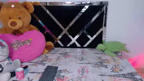 Snapshot of catalina_smith__ chatting on 06/19/26, 12:04 Catalina online show from 06/19/26, 12:04