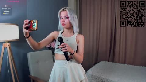 Mia online show from 04/10/26, 11:04