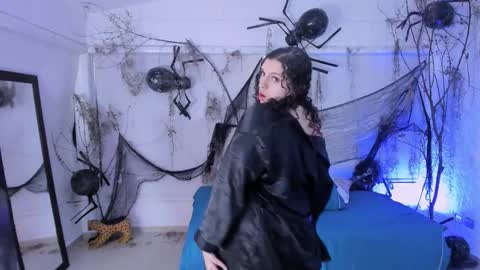 Catleya  online show from 10/28/25, 08:11