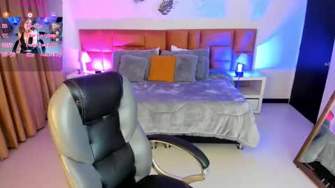 catti_brie_ online show from 10/29/25, 12:07