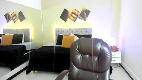 catti_brie_ online show from 11/26/25, 12:06