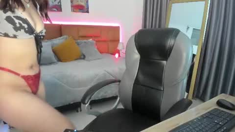 catti_brie_ online show from 06/17/26, 11:45