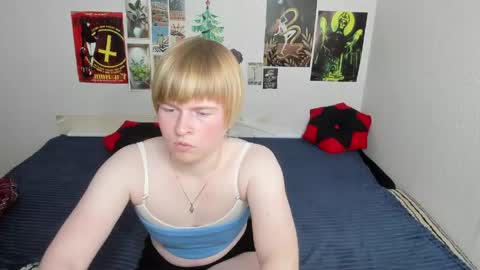 cattie_w_ online show from 05/19/26, 01:56