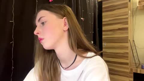 Snapshot of caylakimbro chatting on 03/02/26, 08:21 Polly online show from 03/02/26, 08:21