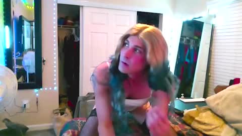 Snapshot of cdashleysimmons chatting on 10/05/25, 08:23 Allie North online show from 10/05/25, 08:23