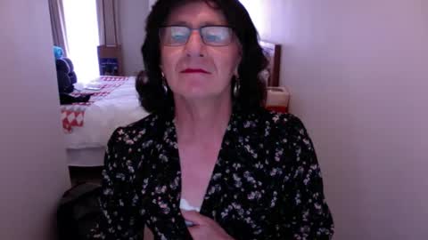 Snapshot of cdelle chatting on 12/08/24, 02:28 Elle online show from 12/08/24, 02:28