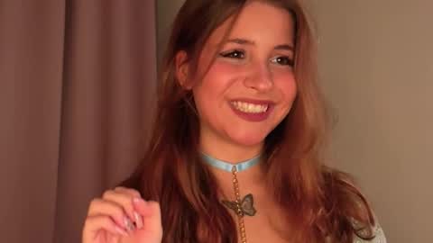 Snapshot of ceceliapidcock chatting on 11/28/25, 07:27 Lina online show from 11/28/25, 07:27