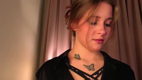 Snapshot of ceceliapidcock chatting on 11/29/25, 07:06 Lina online show from 11/29/25, 07:06