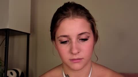 Snapshot of ceceliapidcock chatting on 12/17/25, 07:09 Lina online show from 12/17/25, 07:09