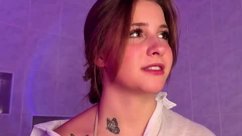 Snapshot of ceceliapidcock chatting on 12/19/25, 07:21 Lina online show from 12/19/25, 07:21