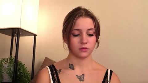 Snapshot of ceceliapidcock chatting on 12/21/25, 07:10 Lina online show from 12/21/25, 07:10