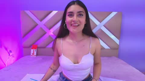 Snapshot of celine_visconti chatting on 04/24/26, 08:33 online show from 04/24/26, 08:33