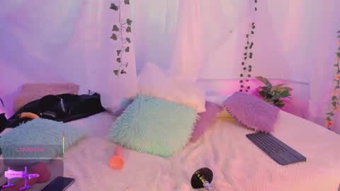 Hello guys my name is Sofi and Lizzie and  Vanessa online show from 12/19/25, 08:49