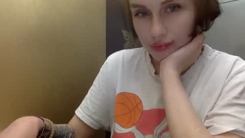 Snapshot of cerisedood82 chatting on 04/19/26, 07:27 Eva online show from 04/19/26, 07:27