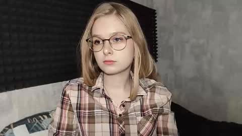 Snapshot of chanelledroz chatting on 02/25/26, 08:24 Lia online show from 02/25/26, 08:24