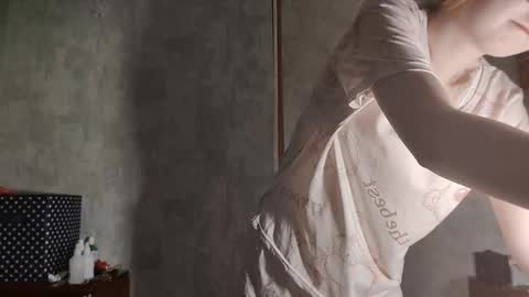 Snapshot of chanelledroz chatting on 03/05/26, 07:48 Lia online show from 03/05/26, 07:48