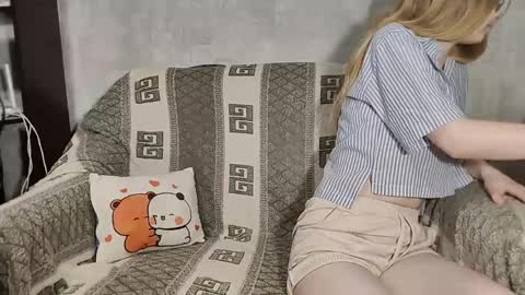 Snapshot of chanelledroz chatting on 03/16/26, 07:23 Lia online show from 03/16/26, 07:23