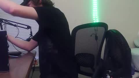 Snapshot of charlied09302 chatting on 12/22/25, 01:41 char sexiness online show from 12/22/25, 01:41