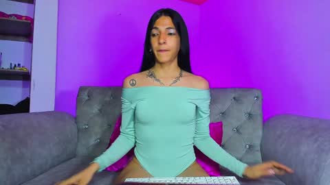 Snapshot of charlot_sanchez chatting on 12/23/24, 02:56 lot online show from 12/23/24, 02:56