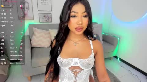 Snapshot of charlotte_es chatting on 12/14/24, 06:20 Charlotte online show from 12/14/24, 06:20