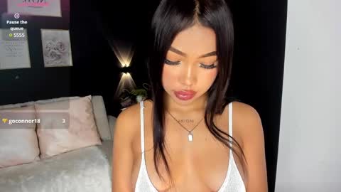 Snapshot of charlotte_es chatting on 12/19/24, 08:44 Charlotte online show from 12/19/24, 08:44