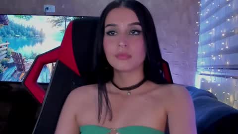 Snapshot of charlotte_greys chatting on 02/23/25, 03:35 Charlotte  online show from 02/23/25, 03:35