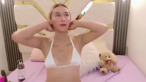 Snapshot of charlotte_phaeton chatting on 10/31/25, 02:01 Charlotte online show from 10/31/25, 02:01