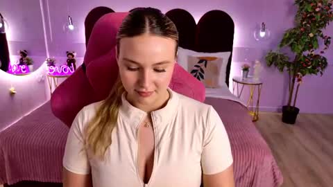 Snapshot of charlotteatwood chatting on 06/22/26, 04:04 charlotteatwood online show from 06/22/26, 04:04
