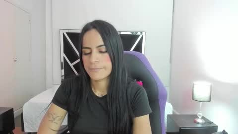 Snapshot of charlotthe_ee chatting on 09/25/25, 07:17 online show from 09/25/25, 07:17