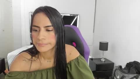 Snapshot of charlotthe_ee chatting on 10/14/25, 07:47 online show from 10/14/25, 07:47