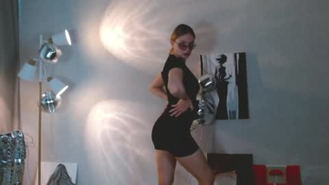 Snapshot of charming_beauty chatting on 05/08/26, 01:33 Michelle online show from 05/08/26, 01:33