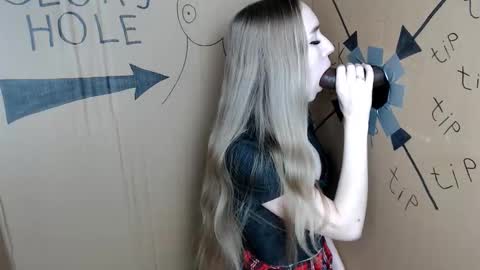 Snapshot of charurbab chatting on 11/29/25, 09:56 Anna online show from 11/29/25, 09:56