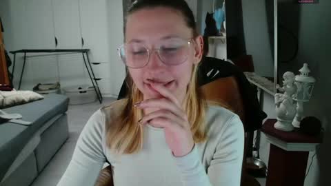 Snapshot of cherryangle chatting on 04/16/26, 06:09 Leonie online show from 04/16/26, 06:09