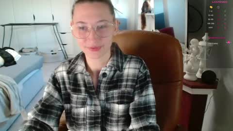Snapshot of cherryangle chatting on 04/17/26, 06:49 Leonie online show from 04/17/26, 06:49