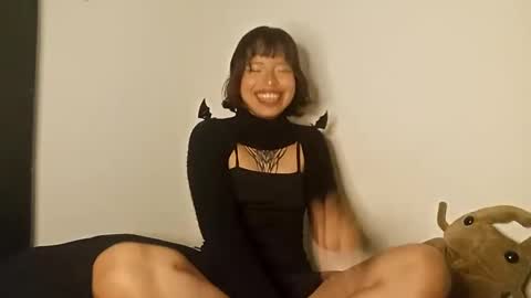 Snapshot of cherrywitchy chatting on 01/08/25, 01:00 Cherry online show from 01/08/25, 01:00
