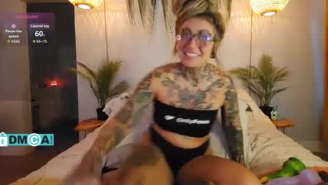 Snapshot of cheviblue chatting on 12/01/25, 01:38 Chevi Blue online show from 12/01/25, 01:38