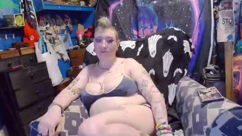 Snapshot of chiaroscurosiren chatting on 12/15/25, 06:17 CurvySiren online show from 12/15/25, 06:17