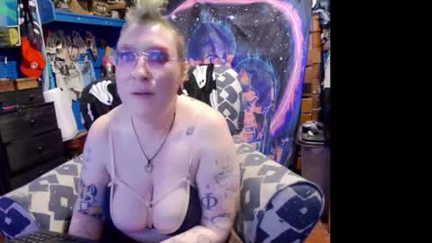 Snapshot of chiaroscurosiren chatting on 12/16/25, 04:06 CurvySiren online show from 12/16/25, 04:06