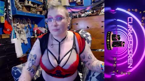 Snapshot of chiaroscurosiren chatting on 12/17/25, 03:45 CurvySiren online show from 12/17/25, 03:45